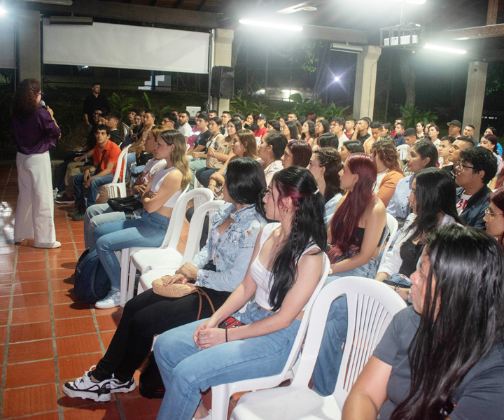 Estudiantes de primer ingreso disfrutando de los espacios de integración