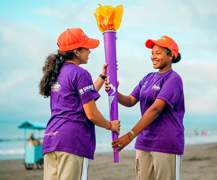 Dos niñas participantes sostienen la antorcha de las olimpiadas STEM