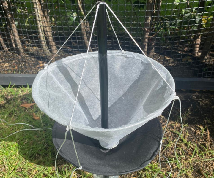 Aparato robótico flotante autopropulsado para el tratamiento de agua