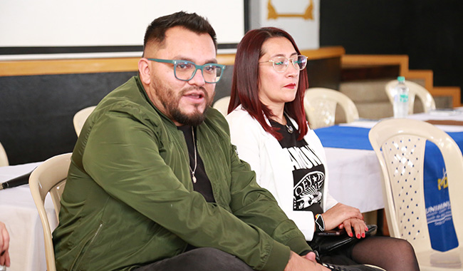 Dos personas sentadas dialogando