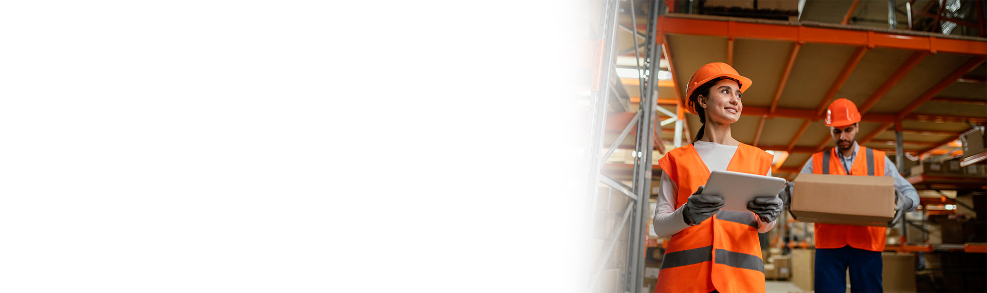 Inspectores en fabrica con implementos de trabajo