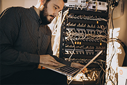 Hombre utilizando un computador