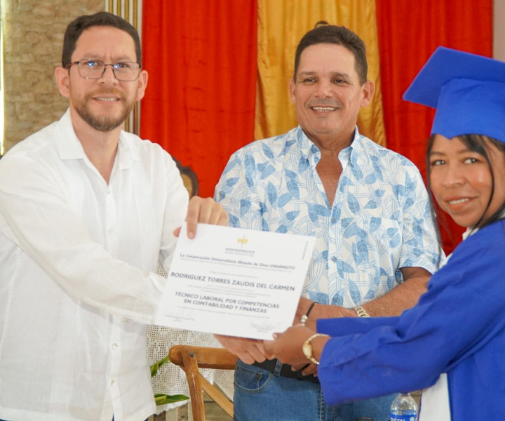 Una mujer recibiendo diploma de grado de un hombre 