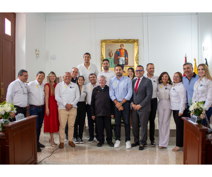 Autoridades y representantes institucionales posan junto al Padre Diego Jaramillo en la Asamblea Departamental de Norte de Santander durante un acto de reconocimiento.