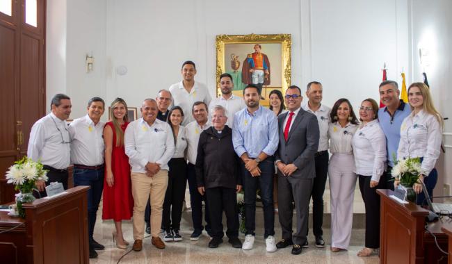 Autoridades y representantes institucionales posan junto al Padre Diego Jaramillo en la Asamblea Departamental de Norte de Santander durante un acto de reconocimiento.