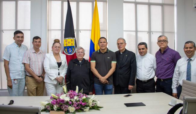 El Padre Diego Jaramillo y Padre Camilo Bernal posa junto al Alcalde Jorge Acevedo, la presidenta del Concejo Carime Rodríguez, funcionarios municipales, concejales y representantes eclesiásticos, tras recibir distinciones oficiales en Cúcuta. Al fondo, las banderas de Colombia y la ciudad
