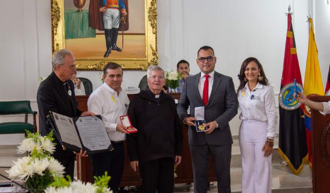 Padre Diego Jaramillo y Padre Camilo Bernal recibe condecoraciones por parte de la Asamblea Departamental de Norte de Santander, acompañado por diputados y funcionarios