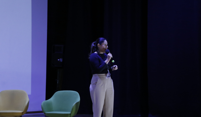 Araceli Uribe Galván, en tarima exponiendo