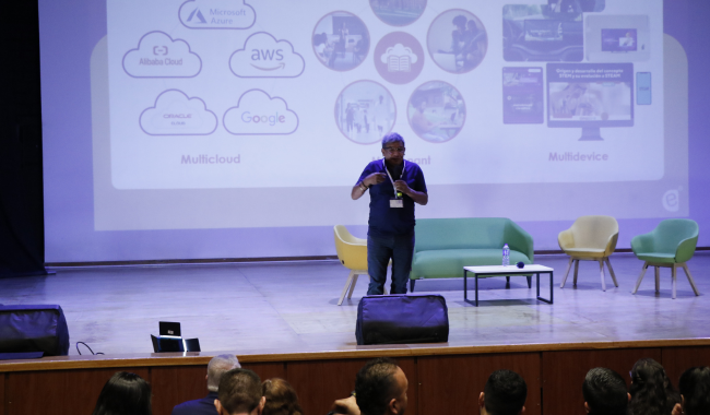 Carlos Parra, director E training SAS, en tarima exponiendo