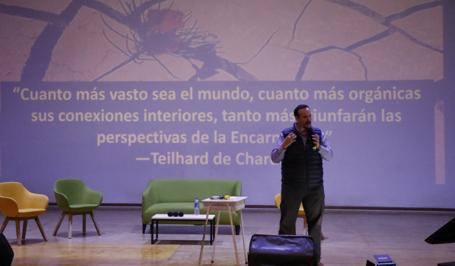 José Fernando Mejía Acosta, en tarima exponiendo