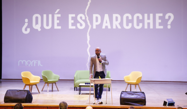 Victor Andres Rojas, en tarima exponiendo