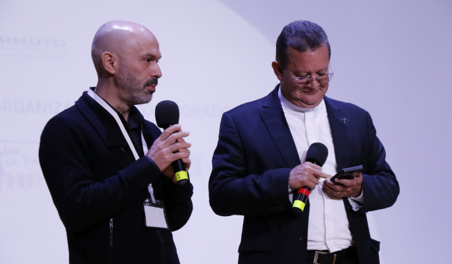 Adelino Asousa, director de Virtual Educa junto al Padre Harold Castilla Devoz, rector de UNIMINUTO 