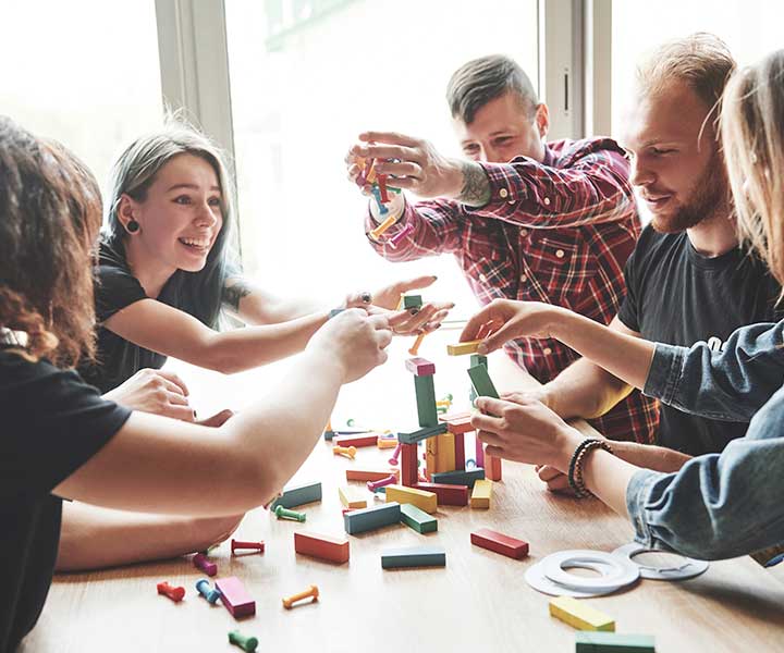 un-grupo-de-creativos-amigos-sentados-en-una-mesa-de-madera-la-gente-se-divertia-jugando-un-juego-de-mesa.jpg