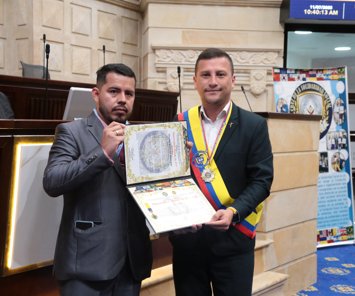 Vicerrector con el reconocimiento