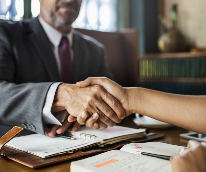 Abogado asesorando a un cliente