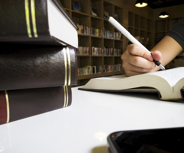 Estudiante preparándose para ser abogado