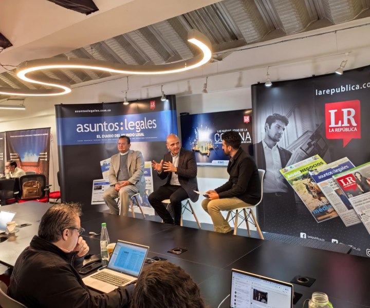 Foto rector de UNIMINUTO en panel