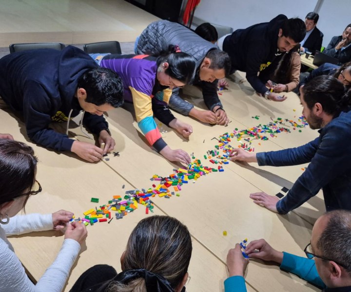 Profesores en actividad con LEGO