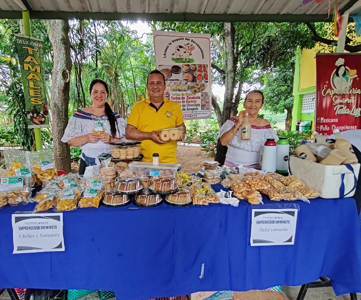 empresarios UNIMINUTO en su stand