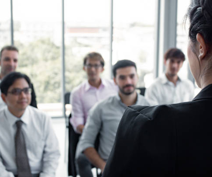 Mujer liderando una reunión 