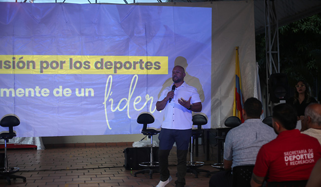 Persona hablando al público