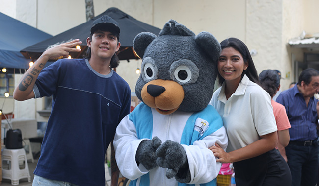Influencers Juan David "Starki" y Valeria Herrada al lado de MINU, durante el Desing and Cyber Fest. 