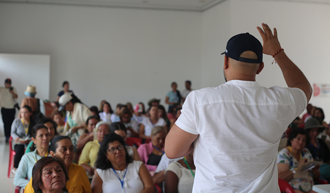 Hombre hablando en público