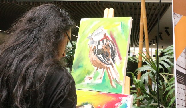 En la foto: El artista Dairon Castro haciendo ilustraciones sobre aves