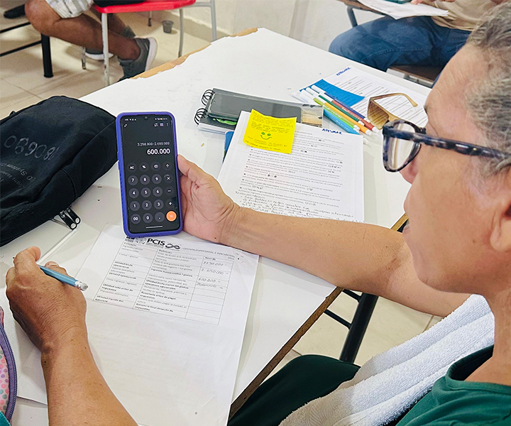 Participantes elaborando el estado de resultados financieros para sus negocios.