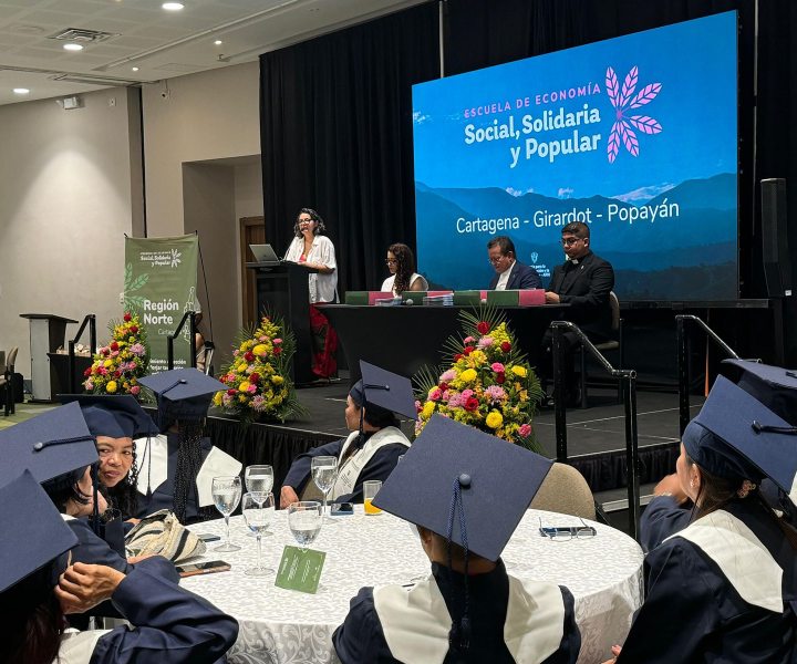 Graduados en ceremonia