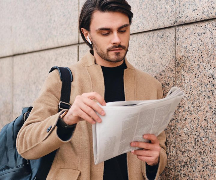 Hombre leyendo periódico