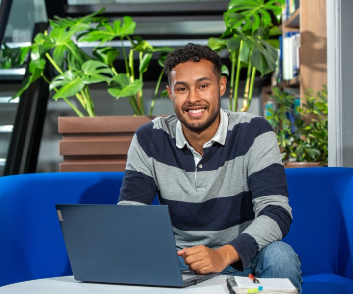 joven estudiante con un computador portátil