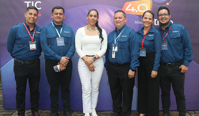 Equipo administrativo UNIMINUTO con Carina Murcia, viceministra de Transformación Digital del Ministerio TIC