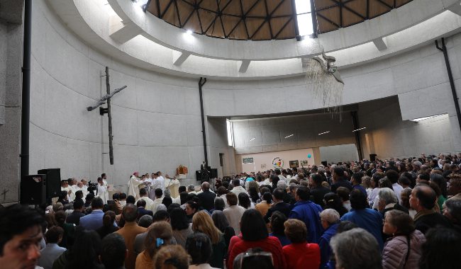 Miles de feligreses participaron en la consagración del renovado templo
