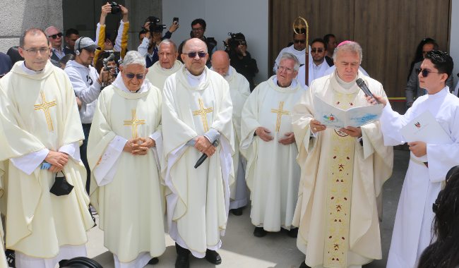 La consagración del renovado templo contó con la asistencia de Monseñor Germán Medina Acosta