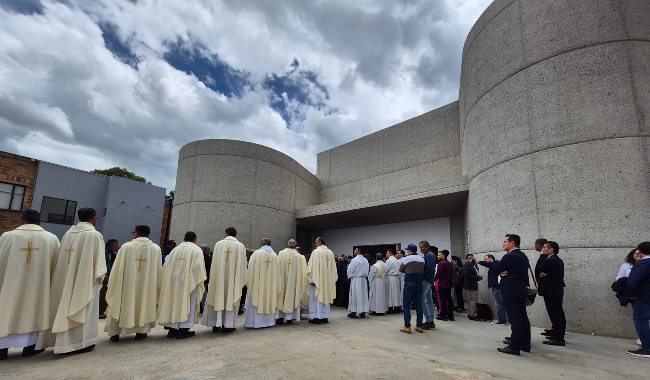 Foto de padres Eudistas en la entrada del renovado Templo