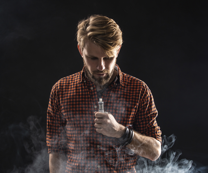 Hombre vapeando