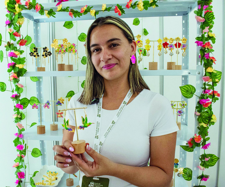 Viviana Calderón, estudiante de Administración de Empresas UNIMINUTO. Protagonista en la feria Ibagué Negocios y Moda3