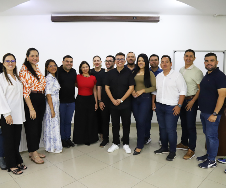 Estudiantes y directivos de UNIMINUTO CU Neiva durante lanzamiento de maestría.