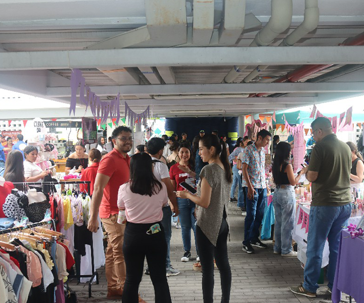 Participantes y emprendedores de la Feria UNIMINUTO Emprende 