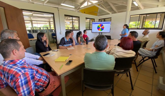 Profesores participando en los talleres