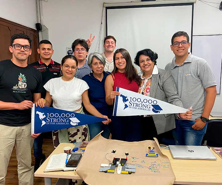 Estudiantes de la Universidad de Texas en el Laboratorio Social de Cambio Climático, Chinchiná - Caldas.