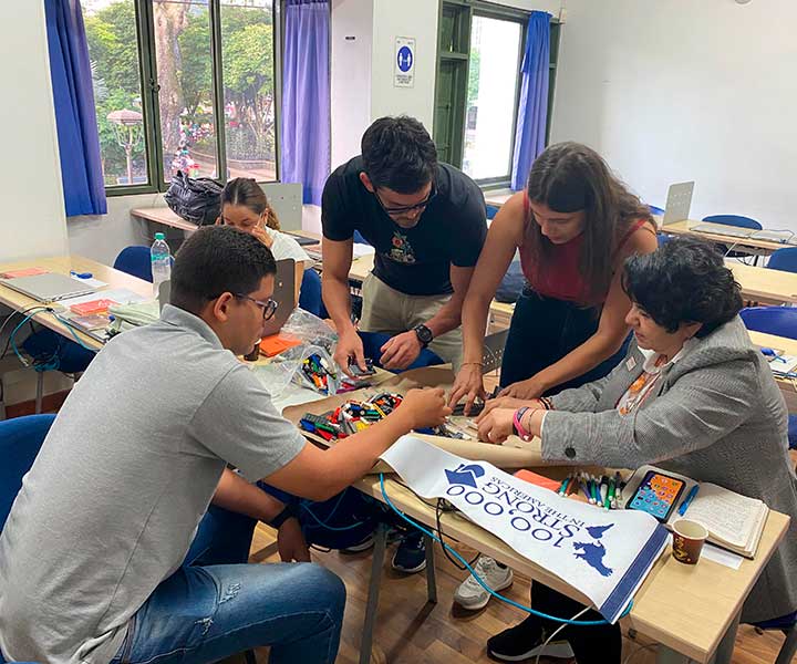 Estudiantes de la Universidad de Texas en el Laboratorio Social de Cambio Climático.