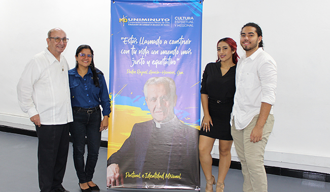 El Padre Gabriel Alberto Reyes Tristancho, Cjm, y Eliana Carballo, Coordinadora de Pastoral del CU Bucaramanga, acompañados por los estudiantes líderes que impulsan la misión pastoral.