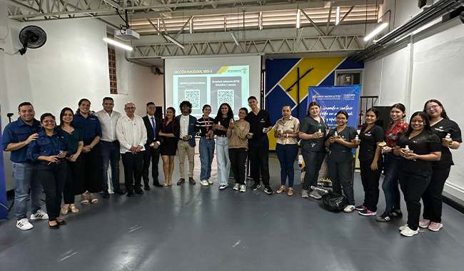 Estudiantes participantes de la actividad, quienes recibieron una planta como símbolo de la ecología integral y el cuidado de la Casa Común