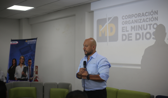 Director del Centro Universitario Girardot, durante el saludo a los estudiantes matriculados y al panel de expertos. 