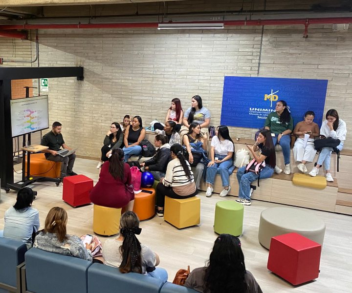 Foto de estudiantes en aula de clases