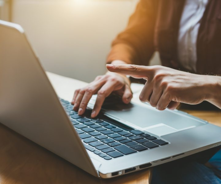 Persona manejando PC