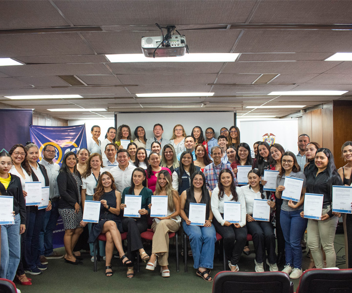Estudiantes, directivos y tutores del diplomado durante el acto de clausura.3