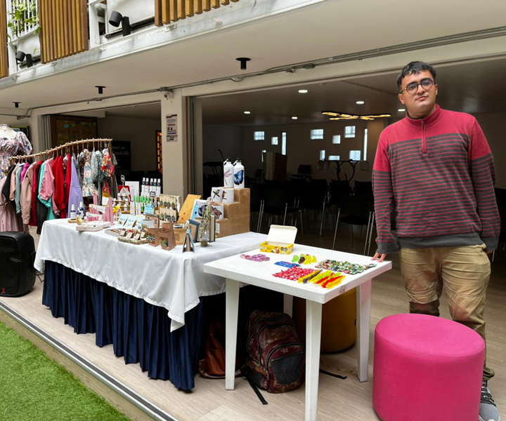 emprendedor de UNIMINUTO con su stand